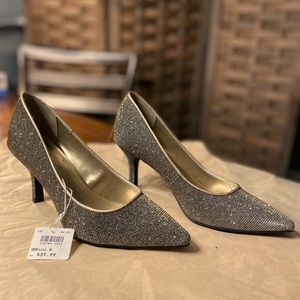 Fioni Night Shimmering golden and silver cocktail dress shoe in size 6. NWT